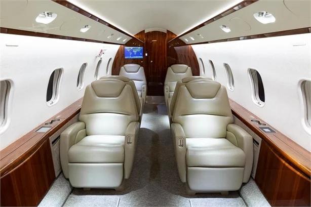 2011 BOMBARDIER CHALLENGER 300 Photo 4