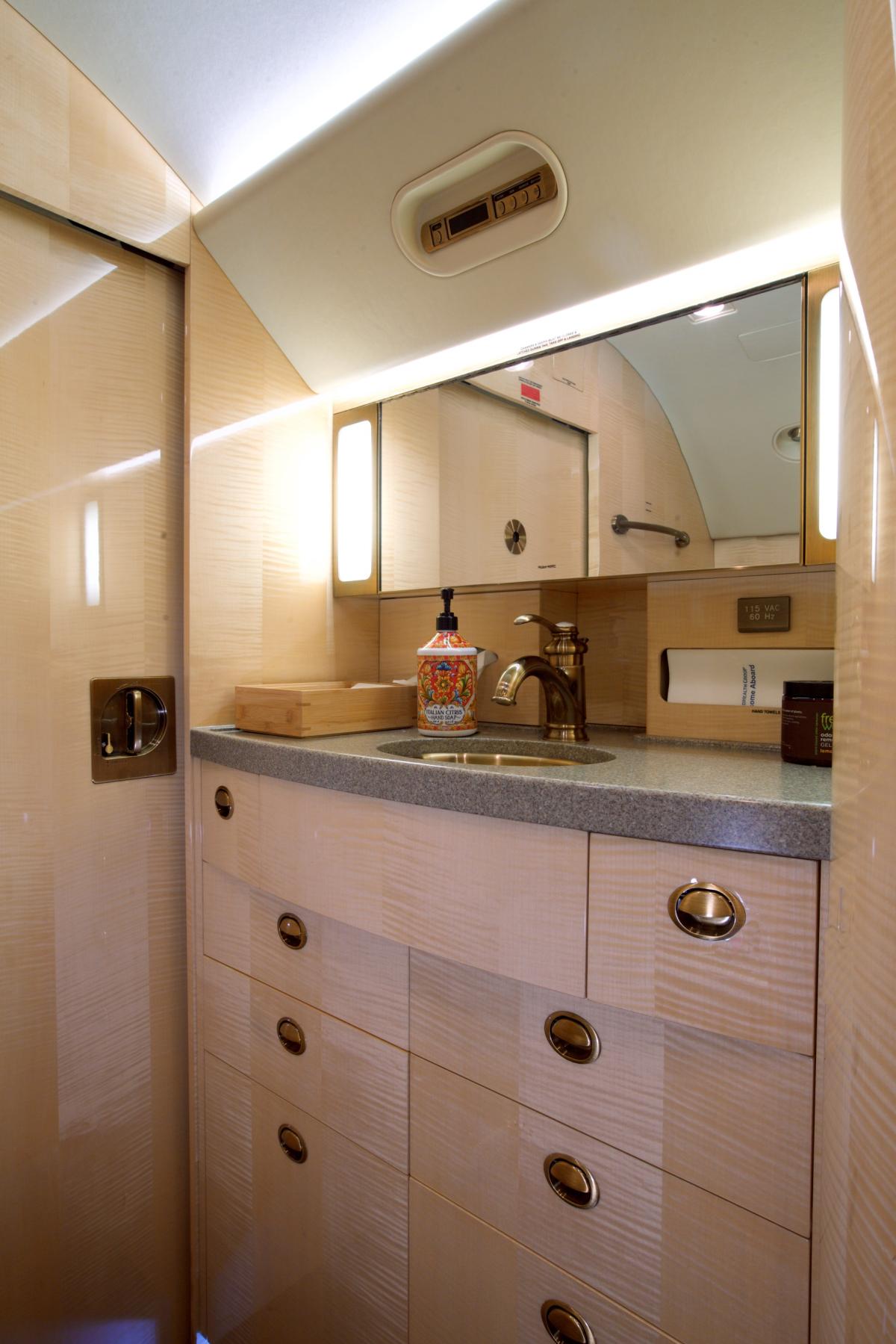 2008 Gulfstream G550 Photo 4