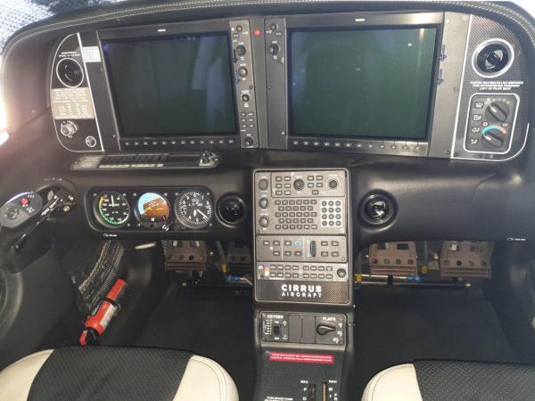 2012 Cirrus SR22 Photo 3