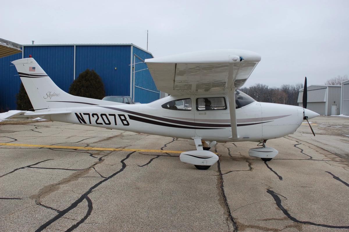 1999 Cessna 182S Photo 2