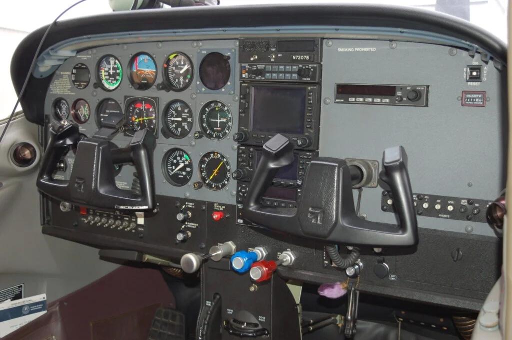 1999 Cessna 182S Photo 4