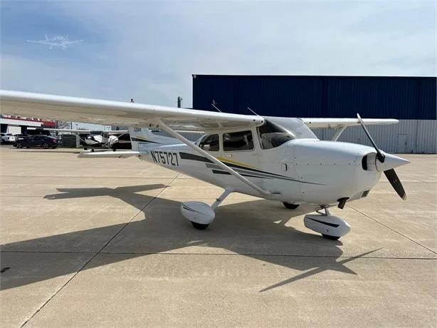 2001 CESSNA 172S SKYHAWK SP Photo 3