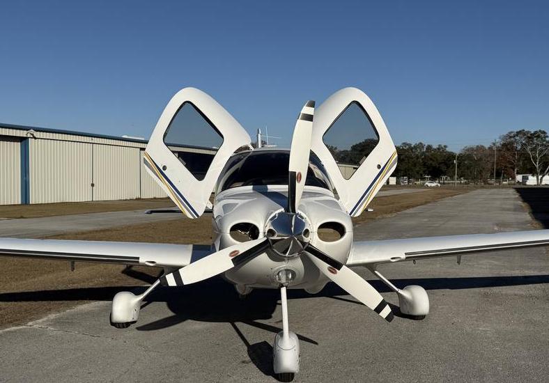 2004 Cirrus SR22 G2 Photo 2