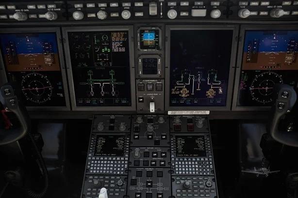 2010 BOMBARDIER CHALLENGER 300 Photo 4