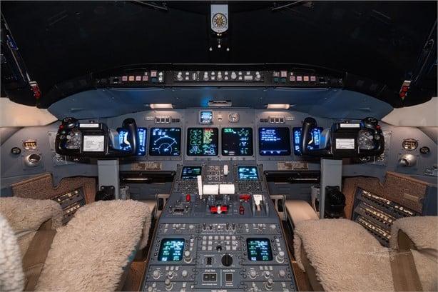 2001 BOMBARDIER CHALLENGER 604 Photo 2