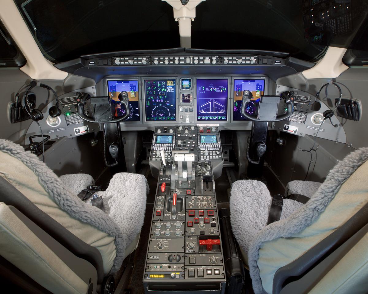 2008 Bombardier Challenger 300 Photo 7
