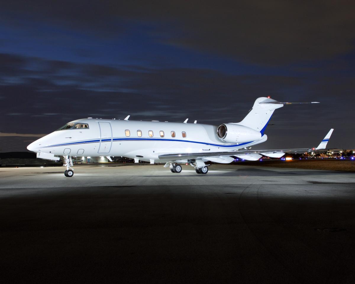 2008 Bombardier Challenger 300 Photo 2