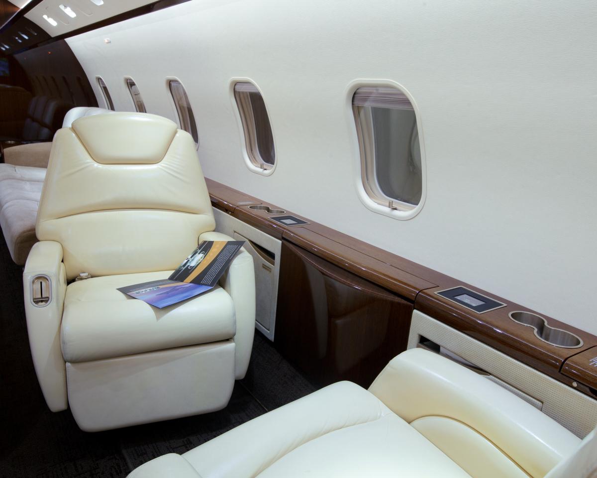 2008 Bombardier Challenger 300 Photo 6