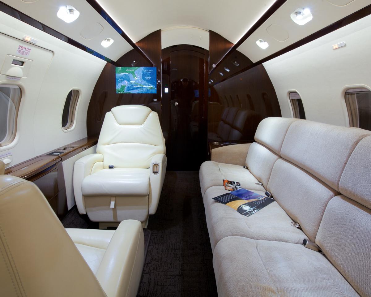 2008 Bombardier Challenger 300 Photo 2