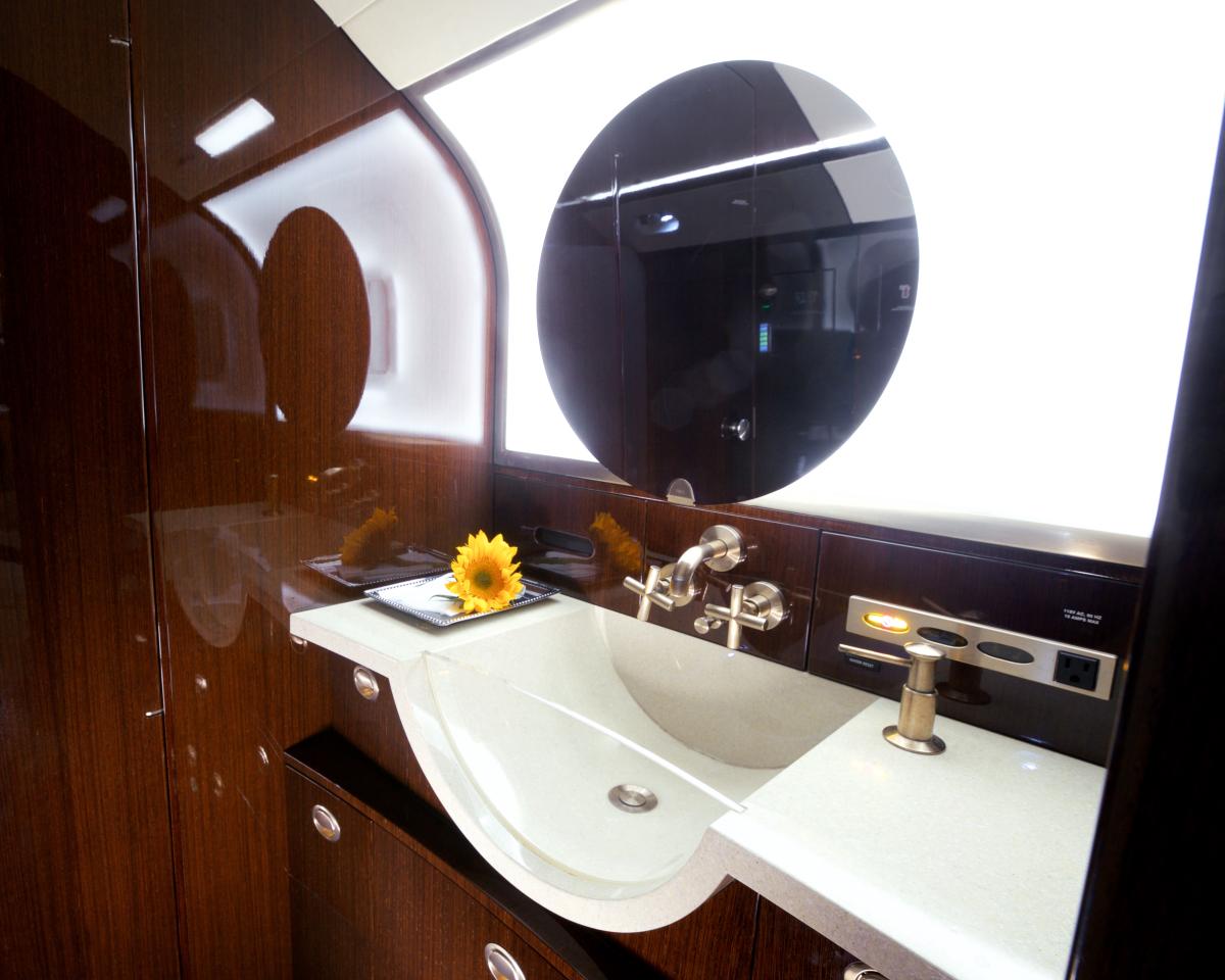 2008 Bombardier Challenger 300 Photo 4