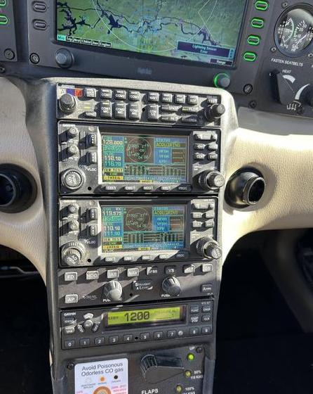 2004 CIRRUS SR22 Photo 2