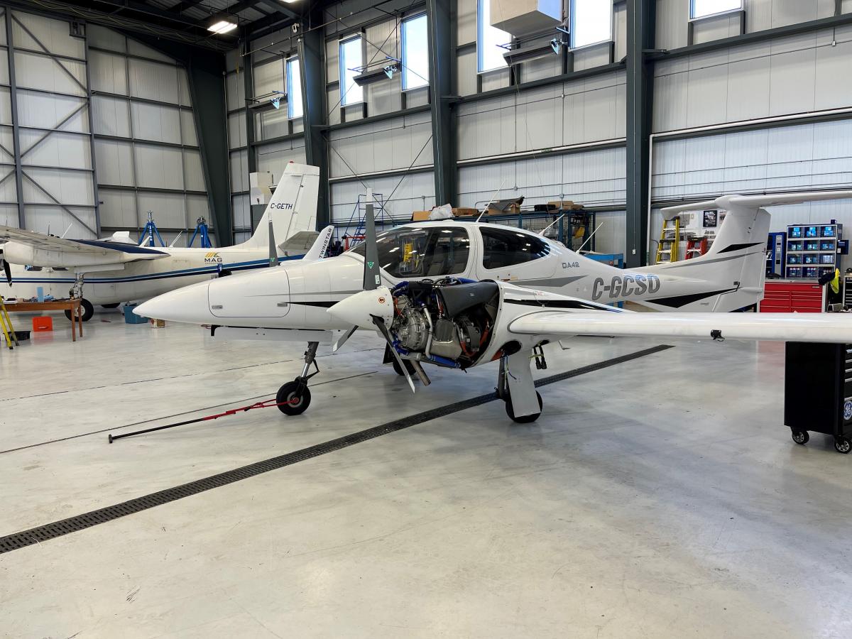 2007 Diamond DA42 Photo 2