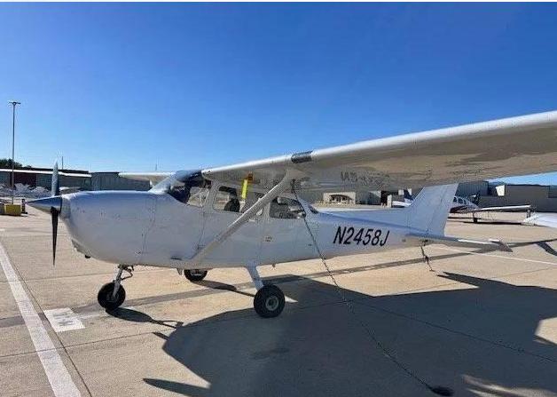 2000 Cessna 172S Millennium Edition Photo 2