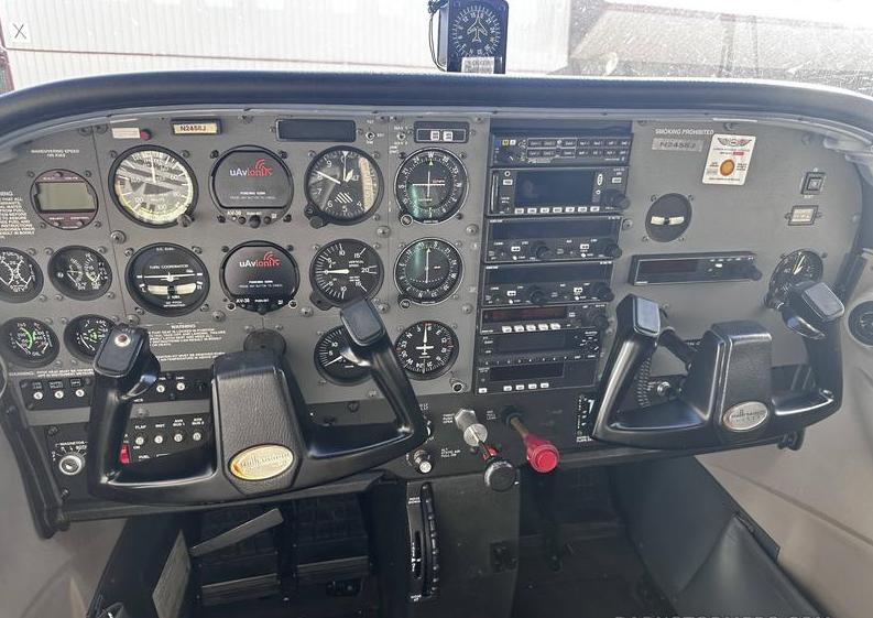 2000 Cessna 172S Millennium Edition Photo 6