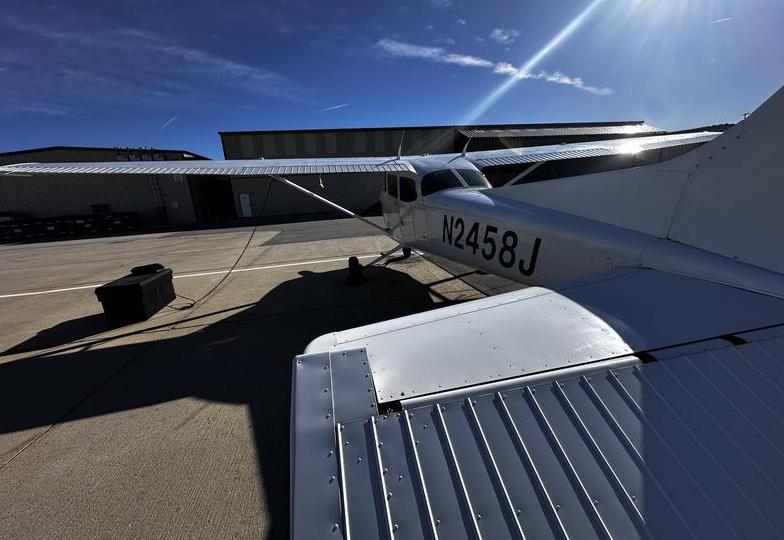 2000 Cessna 172S Millennium Edition Photo 4