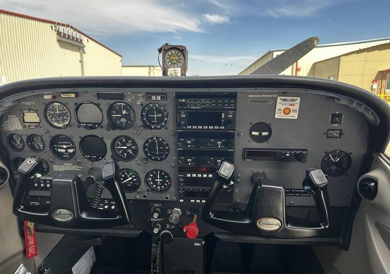 2000 Cessna 172S Millennium Edition Photo 3