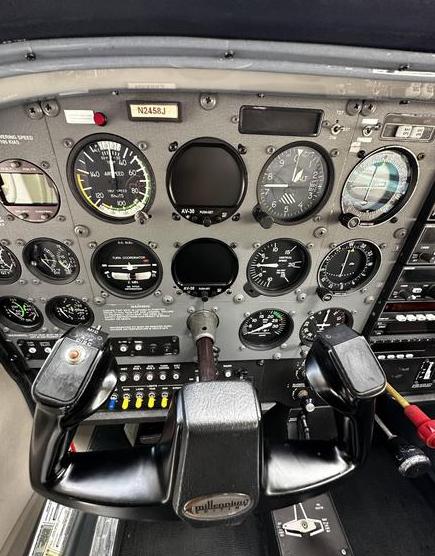 2000 Cessna 172S Millennium Edition Photo 4
