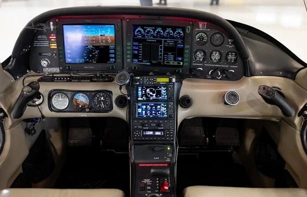 2004 CIRRUS SR22-G2 Photo 7