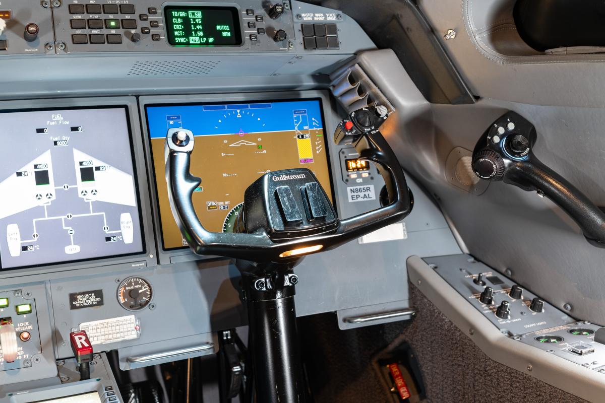 2009 Gulfstream G550 Photo 2