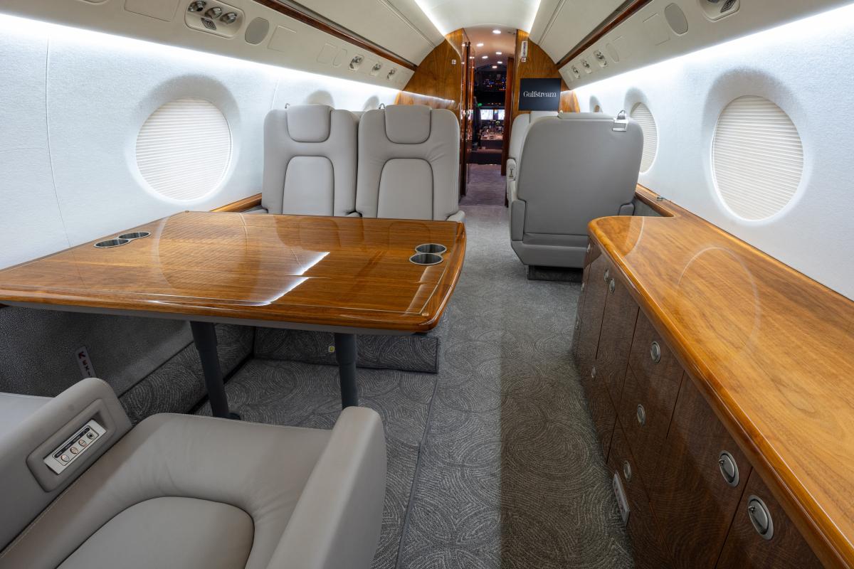 2009 Gulfstream G550 Photo 2