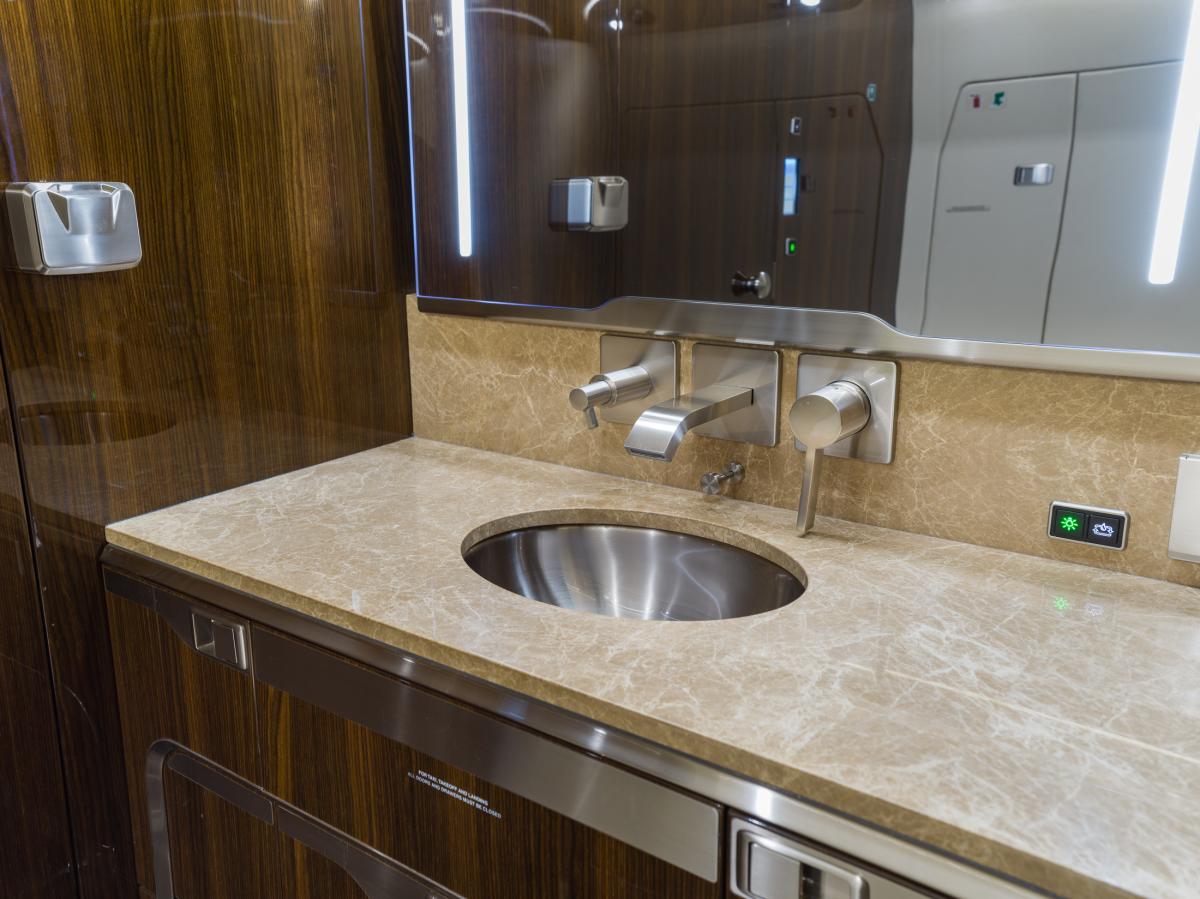 2016 Challenger 350 s/n 20632 Photo 7