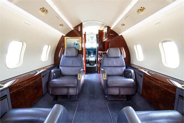 2004 BOMBARDIER CHALLENGER 300 Photo 3