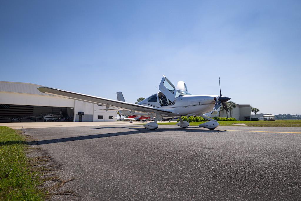 2019 Cirrus SR22 Photo 2