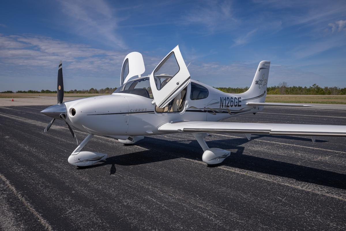 2006 Cirrus SR22 G2 GTS Photo 2