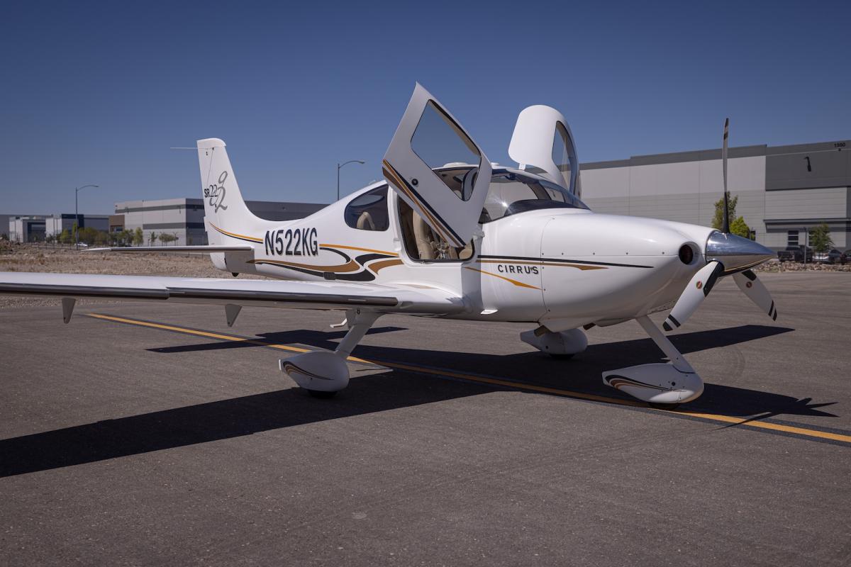 2004 Cirrus SR22 G2 Photo 2