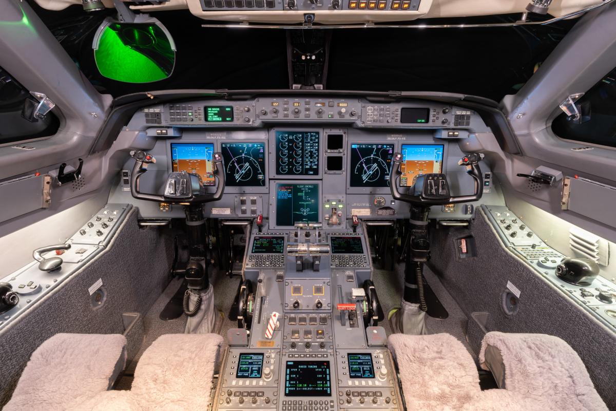 2000 Gulfstream V Photo 2