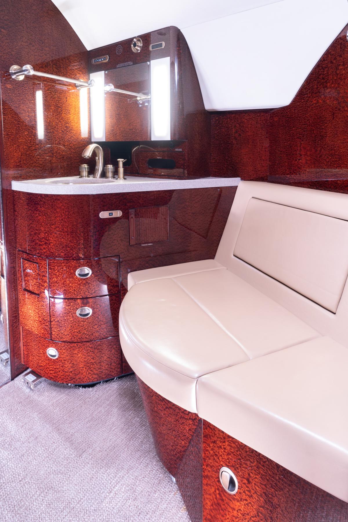 2000 Gulfstream V Photo 2