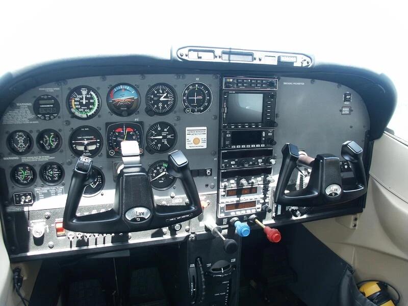 2002 Cessna 182T Skylane Photo 4