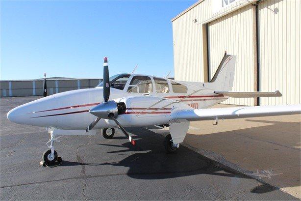 BEECHCRAFT C55 BARON Photo 2