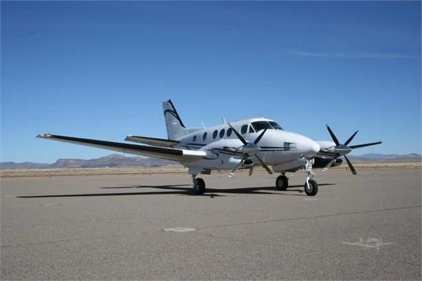 2005 BEECHCRAFT KING AIR C90B Photo 2