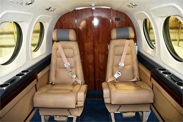 2005 BEECHCRAFT KING AIR C90B Photo 2