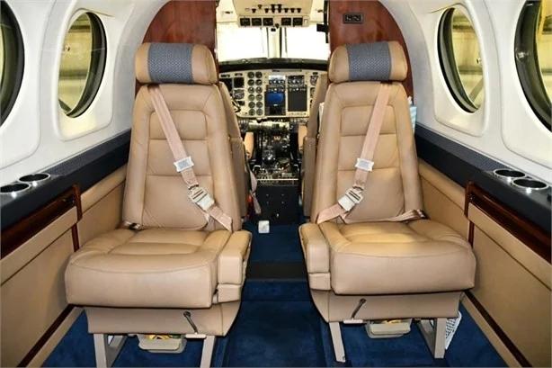 2005 BEECHCRAFT KING AIR C90B Photo 3