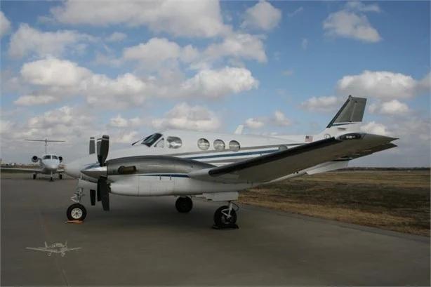 1996 BEECHCRAFT KING AIR C90B Photo 3
