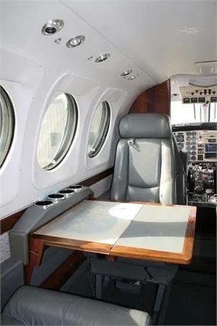 1996 BEECHCRAFT KING AIR C90B Photo 2