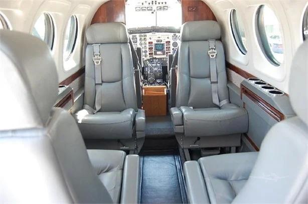 1996 BEECHCRAFT KING AIR C90B Photo 2