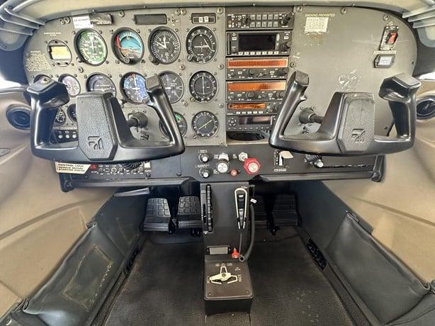 2000 CESSNA 172R SKYHAWK Photo 2
