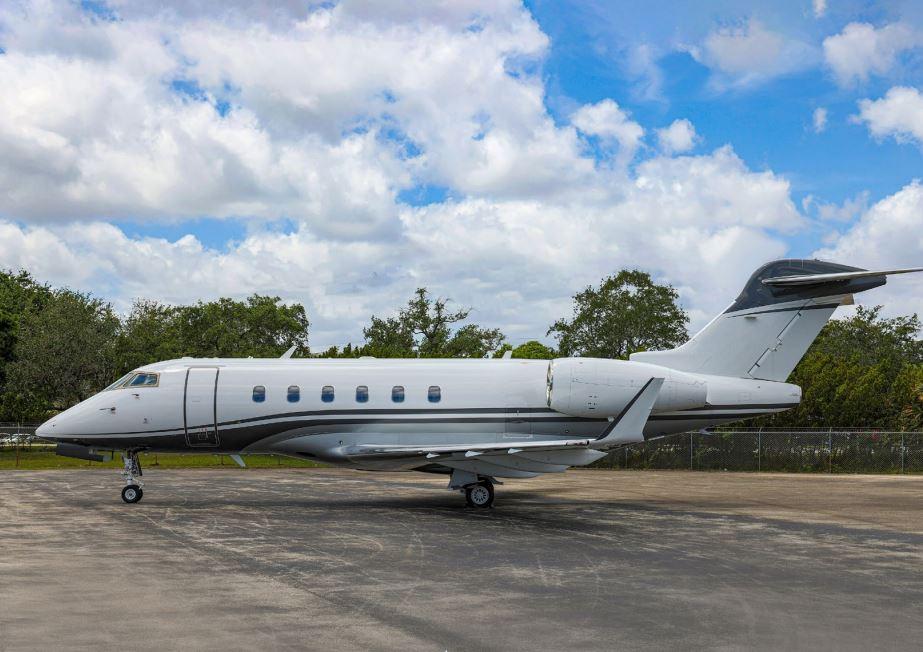 2004 Bombardier Challenger 300 Photo 2