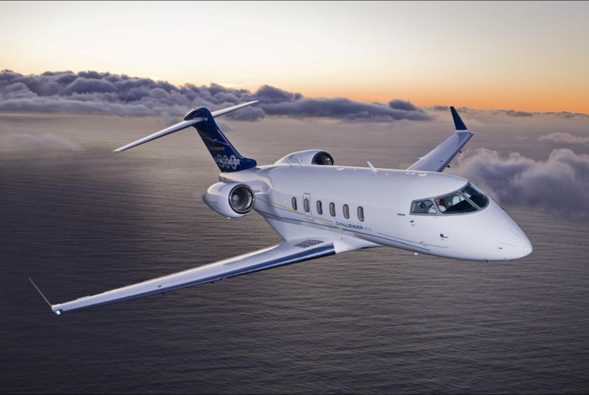 2013 Bombardier Challenger 300 Photo 2