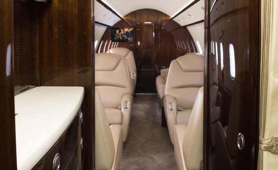 2013 Bombardier Challenger 300 Photo 6