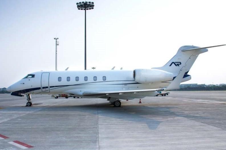 2013 Bombardier Challenger 300 Photo 3