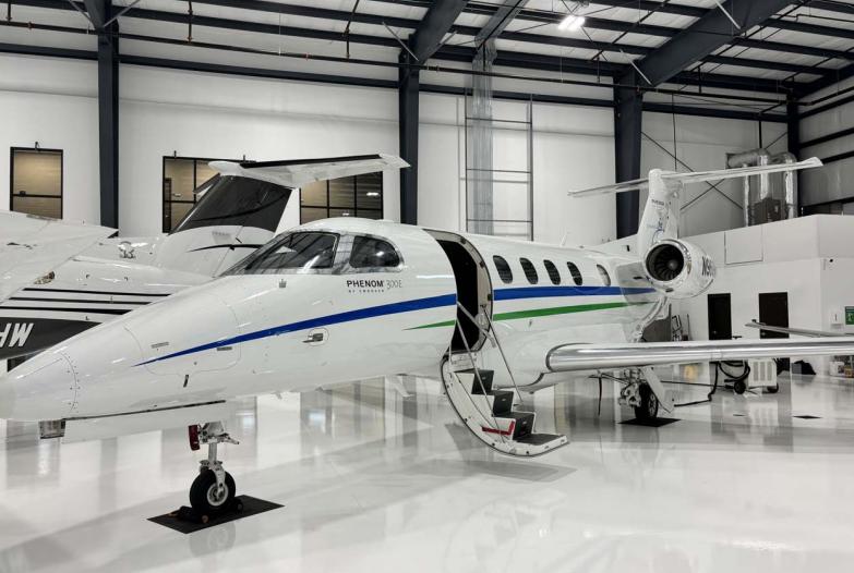 2018 Embraer Phenom 300E Photo 2