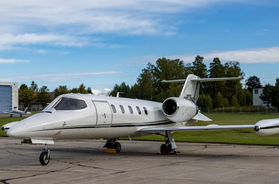 1990 Learjet 35A Photo 2