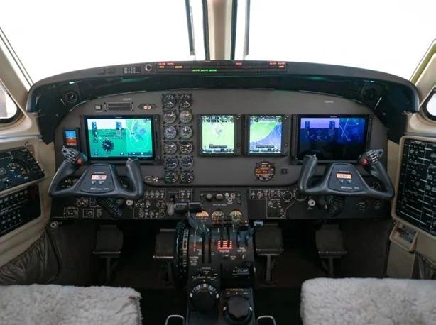 1999 BEECHCRAFT KING AIR C90B Photo 7