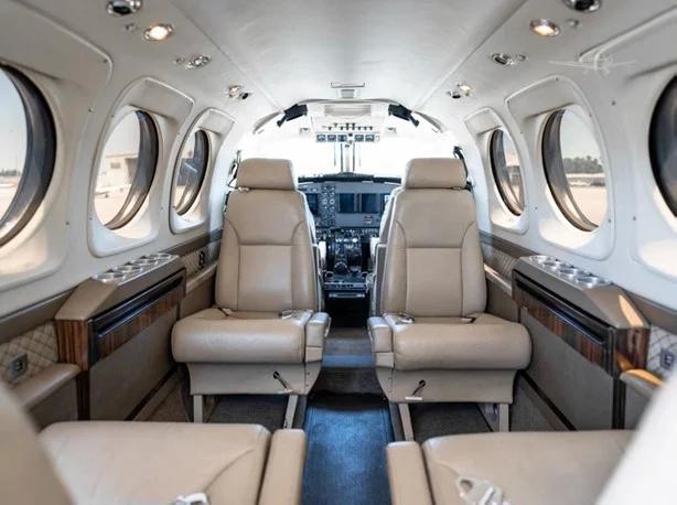 1999 BEECHCRAFT KING AIR C90B Photo 2