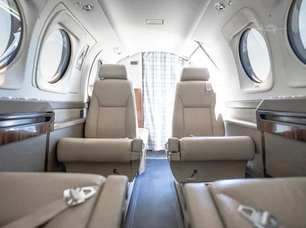 1999 BEECHCRAFT KING AIR C90B Photo 6