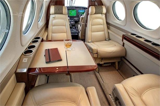 2005 BEECHCRAFT KING AIR C90B Photo 3